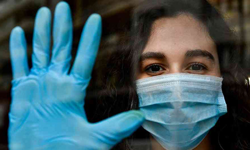 ¿La covid-19 puede adherirse a la ropa y al cabello mientras caminamos?