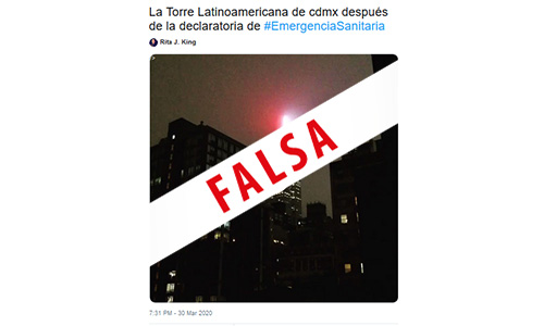 La Torre Latinoamericana iluminada después de la emergencia sanitaria